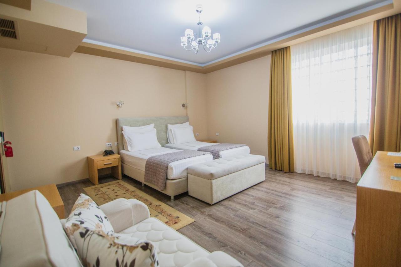 Christi'S Hotel Borova Korce Ngoại thất bức ảnh