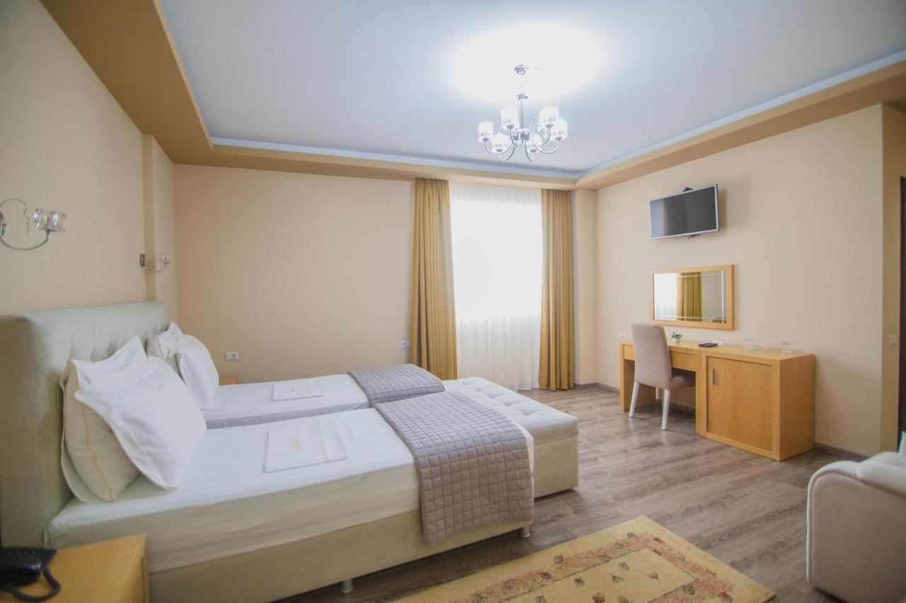 Christi'S Hotel Borova Korce Ngoại thất bức ảnh