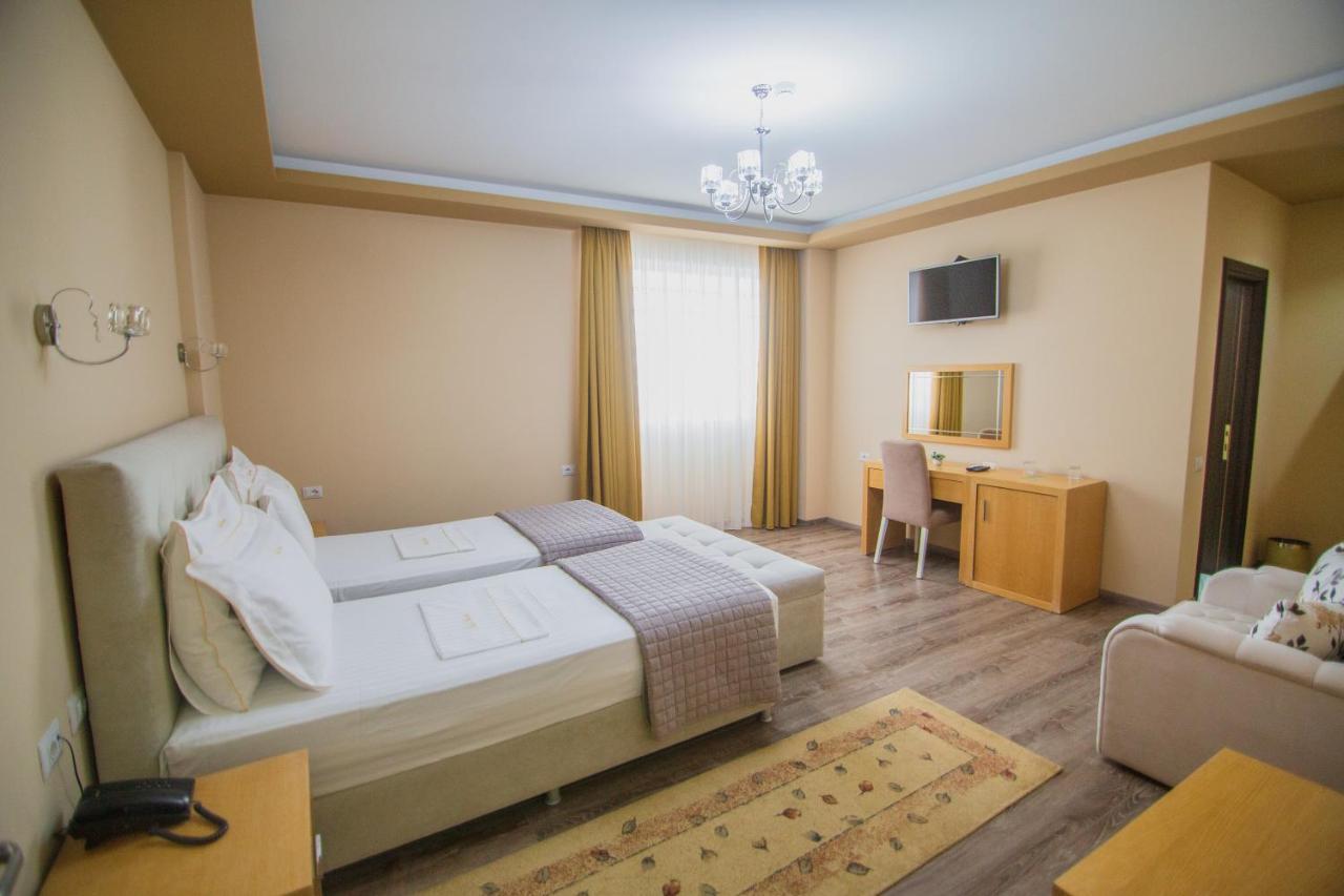 Christi'S Hotel Borova Korce Ngoại thất bức ảnh